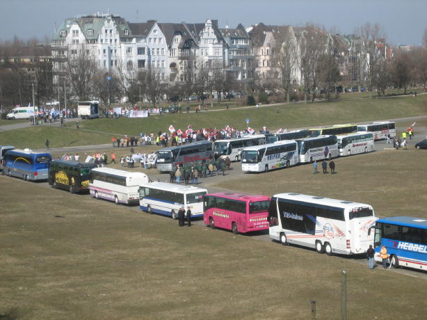 Omnibusse auf dem Weg zur Demo